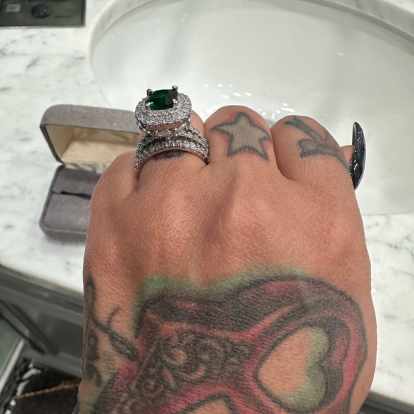 New emerald green big stone engagement ring - Picture 3 of 7